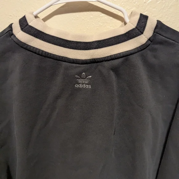 Adidas Women’s Black Spell-Out Sweatshirt Size Small Vneck Varsity - Picture 6 of 6